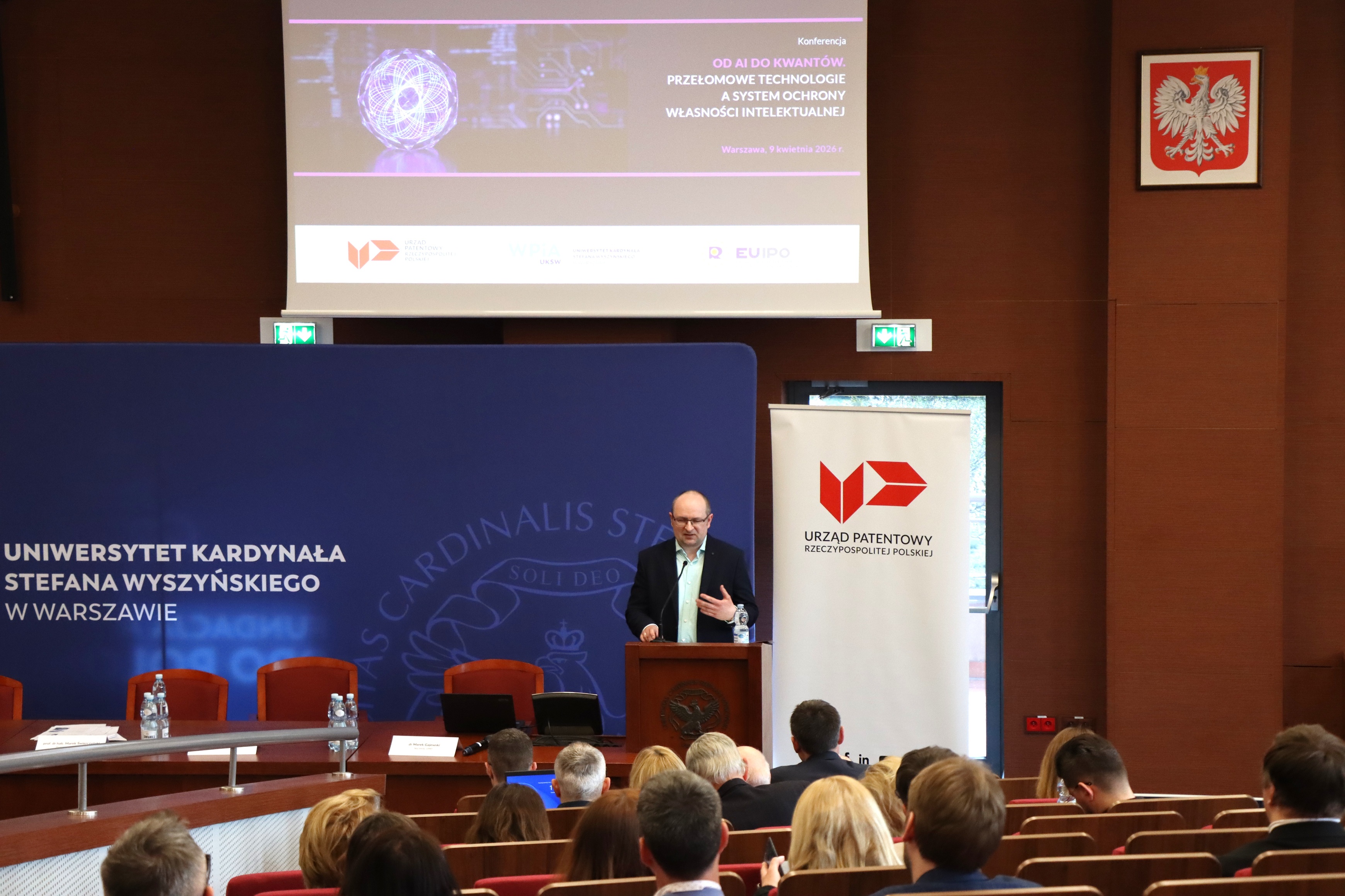 Konferencja pod tytułem Od AI do kwantów. Przełomowe technologie a system ochrony własności intelektualnej zorganizowana przez Urząd Patentowy RP i Uniwersytet Kardynała Stefana Wyszyńskiego w Warszawie