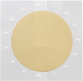 Żółte koło przedstawiające plaster transdermalny na szarym kwadratowym tle