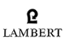 Czarna linia zakrzywiona na kształt niepełnej dziurki od klucza zakończona strzałką poniżej czarny napis Lambert wielkimi literami na białym tle