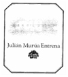 Czarno-biała etykieta wina z widokiem winnicy poniżej z napisem Julian Murua Entrena a pod nim herbem z girlandą i szachownicą na białym tle