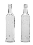 Czarno-białe zdjęcie butelki bez etykiety widocznej z dwóch stron z ozdobnymi trzema tłoczeniami poniżej szyjki pośrodku i na dole na białym tle