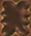 Na beżowym  prostokątnym pionowym tle brązowy pionowy prostokąt o zaokrąglonych rogach i pofalowanych bokach