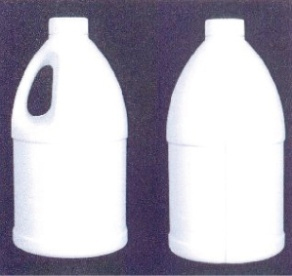 Na ciemnym tle dwa widoki z przodu i z boku białego plastikowego opakowania w kształcie butelki z uchwytem
