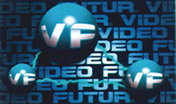 Na czarnym kwadratowym tle niebieskie napisy VIDEO FUTUR a na nich trzy niebieskie kule różnej wielkości z białymi literami VF