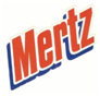 Napis Mertz pisany z wielkiej litery skierowany ukośnie w górę czerwony z białym konturem i rzucający niebieski cień na białym tle