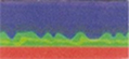 Poziomy prostokąt z czerwonym paskiem na dole zieloną falą zawierającą żółte pasmo powyżej i niebieskim tłem na górze