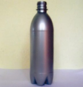 Prosta butelka z szarego nieprzezroczystego plastiku bez korka uchwytu wytłoczeń ani etykiety